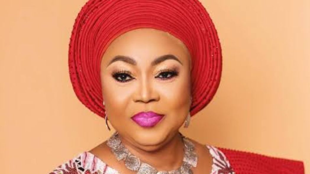 Juju star Ayo Balogun in tears at husband’s wake-keep