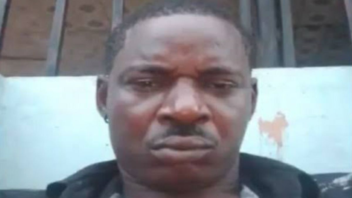 Police officer who threatened to shoot people filming him apologises